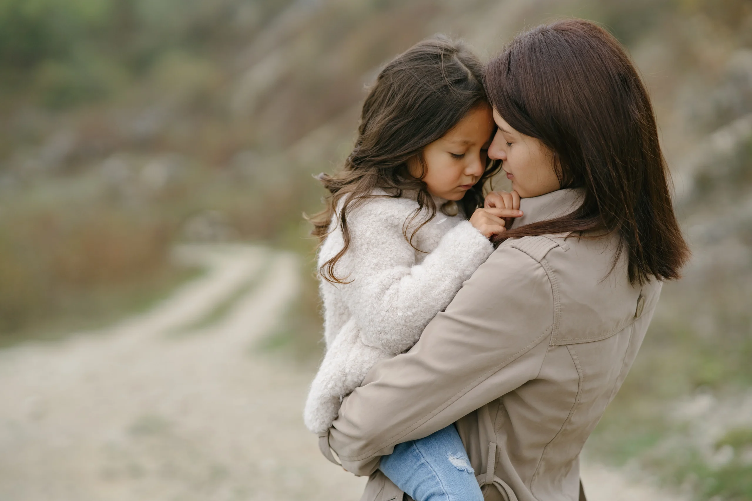 Read more about the article 🧠 Πώς η Γονική Ενσυναίσθηση Ενισχύει την Αυτορρύθμιση και την Ψυχολογική Ασφάλεια των Παιδιών