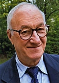 Read more about the article Albert Bandura: Ο Ψυχολόγος που Μας Έμαθε τη Δύναμη της Παρατήρησης
